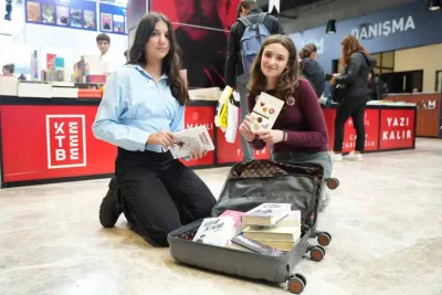 Kocaeli Kitap Fuarı’nda Ziyaretçiler Valiz ve Pazar Arabalarıyla Alışveriş Yapıyor