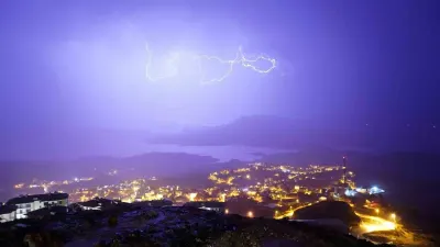 Adıyaman Gerger İlçesinde Çakan Şimşekler Geceyi Aydınlattı