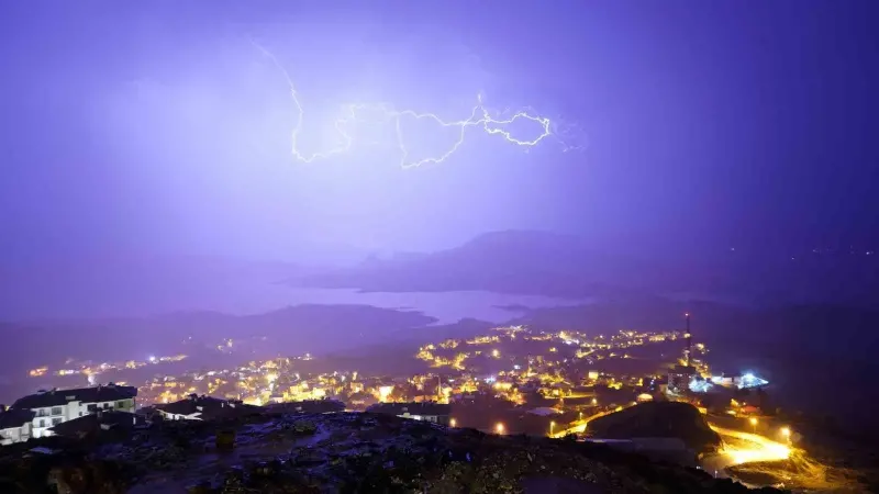 Adıyaman Gerger İlçesinde Çakan Şimşekler Geceyi Aydınlattı