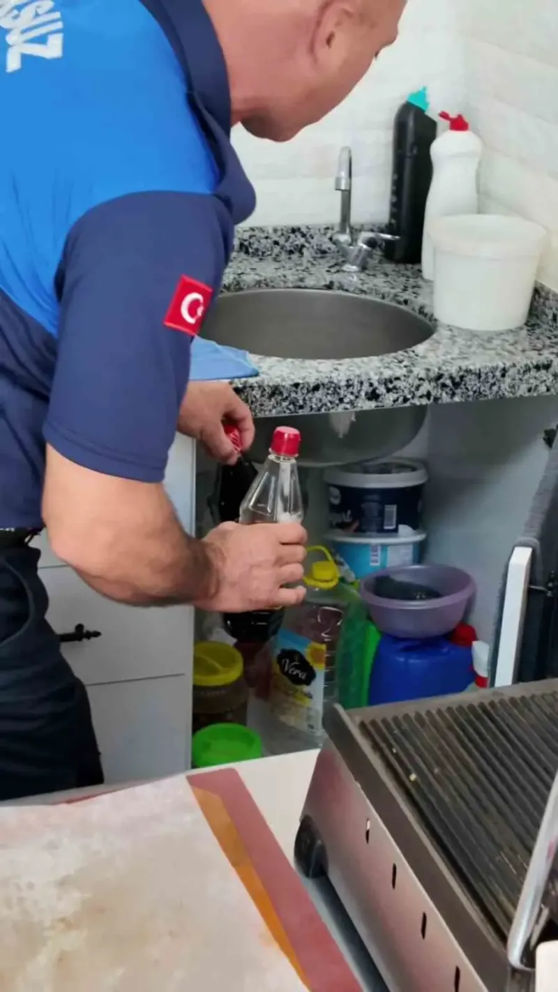 Hatay'daki Okul Kantininde Gıda İle Deterjanı Aynı Dolaba Koyan İşletmeci Yakalandı