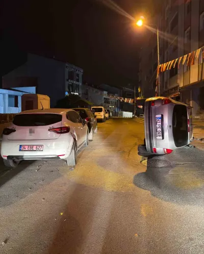 Arnavutköy’de Kontrolden Çıkan Otomobil Park Halindeki Araca Çarparak Yan Yattı