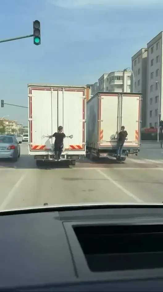 Bursa'da Kamyonların Arkasına Tutunan Gençlerin Tehlikeli Yolculuğu Kamerada