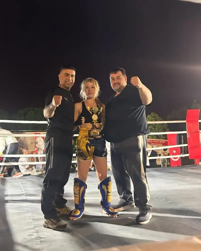 Söke Belediyesi Sporcusu Defne Gül Denizli'deki Kick Boks Gecesinde Şampiyon Oldu
