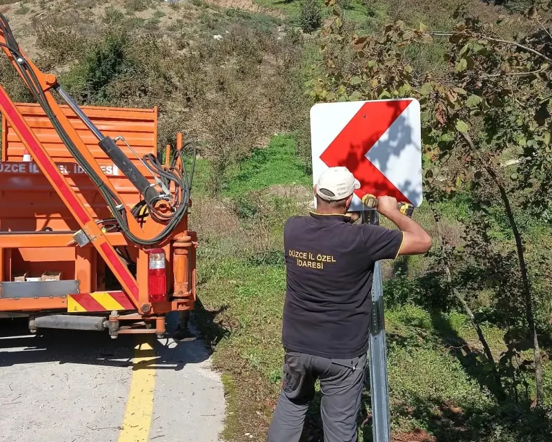 Düzce'de Köy Yollarında Güvenli Ulaşım İçin Levha Çalışması