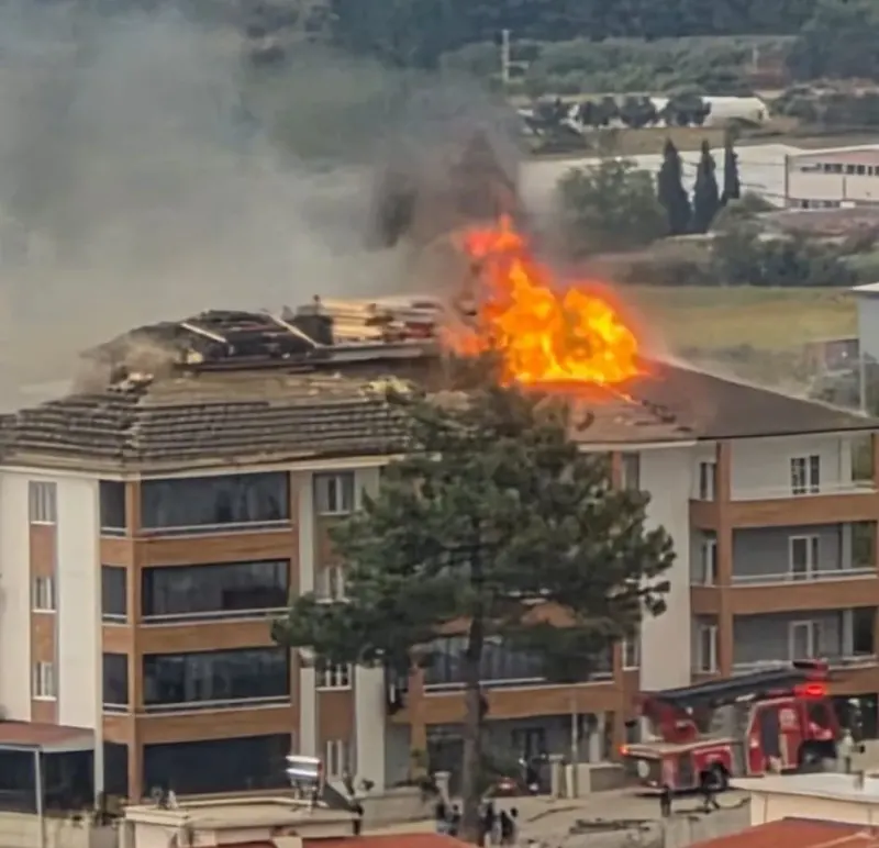 Denizli'de Apartman Çatısında Çıkan Yangın Paniğe Neden Oldu