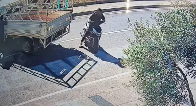 Antalya'da Kamyonete Çarpan Motosikletin Yolcusu Kaza Yerinden Kaçtı