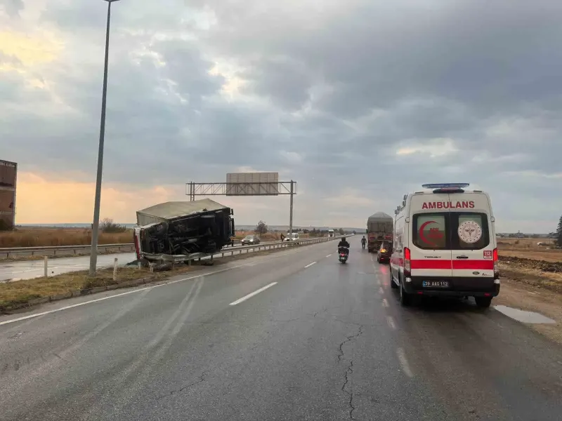 Kırklareli Babaeski'de Kaygan Yolda Devrilen Kamyonun Sürücüsü Yaralandı