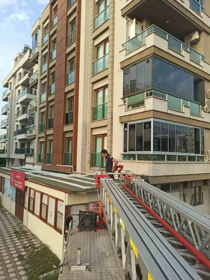Hatay Payas'ta Balkon Boşluğunda Mahsur Kalan Güvercin İtfaiye Tarafından Kurtarıldı