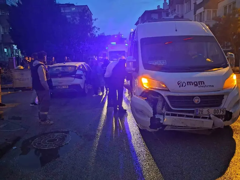 Eskişehir'de Otomobil ile Servis Minibüsü Çarpıştı: Yaralılar Var