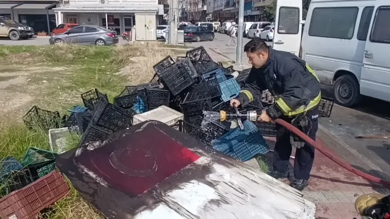 Manavgat'ta Yanan Kamyonette Türk Bayrağına Gösterilen Hassasiyet Kameraya Yansıdı