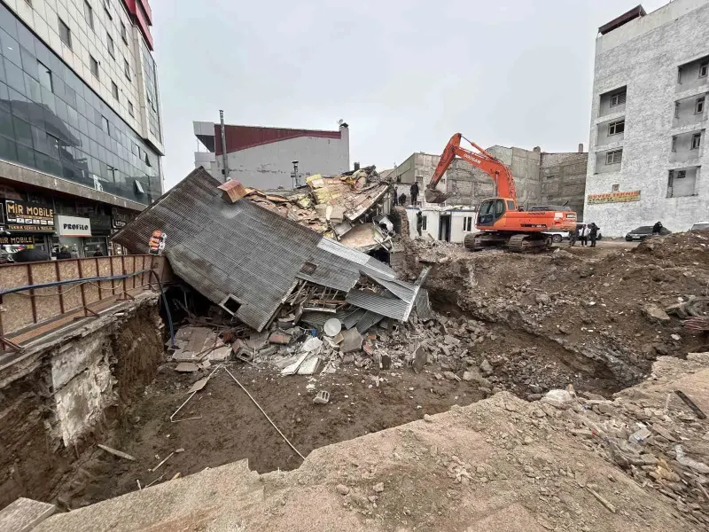Van'da Kazı Çalışmalarının Sürdüğü Alanda Bulunan Lokanta Çöktü