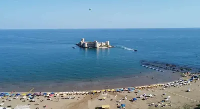 Mersin Sahillerinde Sonbahar Yoğunluğu: Sıcak Havayı Fırsat Bilenler Denize Girdi