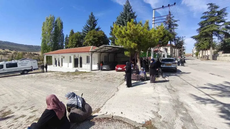 Afyonkarahisar’da Sürücü Duyarsızlığı Cenazeye Katılan Yaşlıları Güneş Altında Bıraktı
