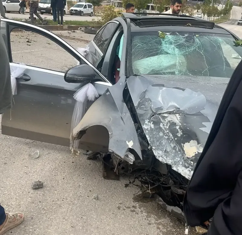 Nizip İlçesinde Kontrolden Çıkan Otomobil Direğe Çarptı: 1 Yaralı