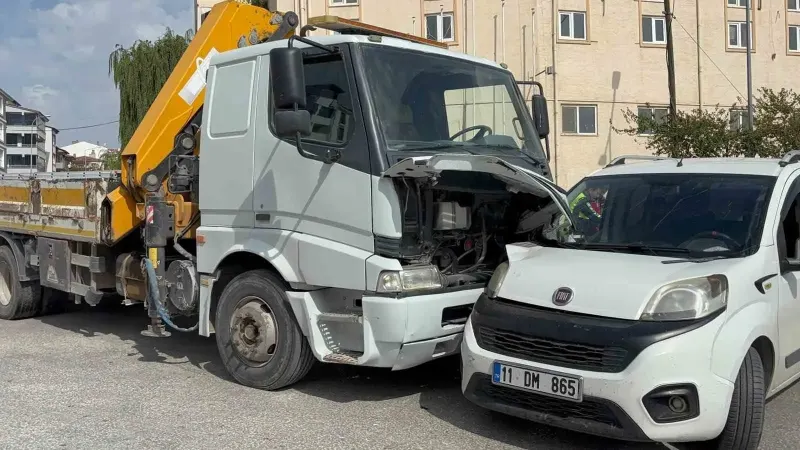 Bilecik'te Vinç Ve Hafif Ticari Araç Çarpıştı: 1 Yaralı