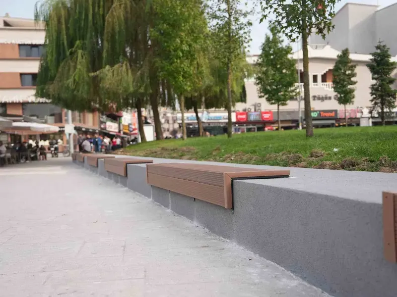Düzce Millet Bahçesinde Oturma Alanları Ve Kent Mobilyaları Yenilendi