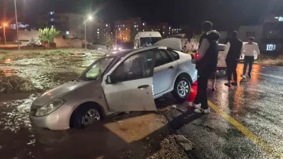 Adıyaman Kahta'da Şiddetli Yağış Hayatı Felç Etti, Otomobil Mahsur Kaldı