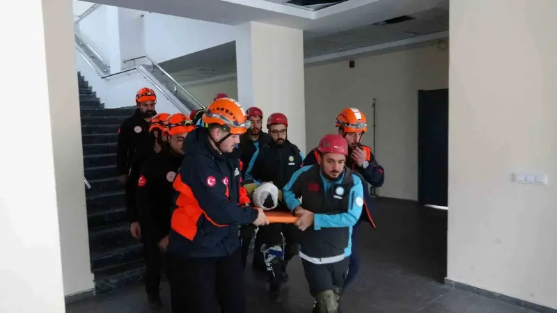 Kars'ta Gerçekleştirilen Afet Tatbikatında Öğrenciler Güvenli Alanlara Tahliye Edildi