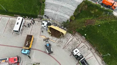 Eyüpsultan'da Hafriyat Kamyonu Bariyerleri Aşarak Otoparka Düştü