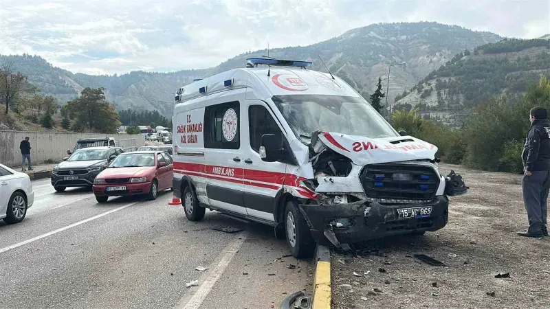 Burdur'da Kaygan Yolda Ambulans Zincirleme Kazaya Karıştı: 7 Yaralı