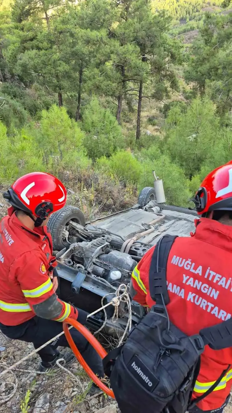 Muğla Milas'ta 50 Metrelik Uçuruma Yuvarlanan Araçtan Sürücü Yaralı Kurtarıldı