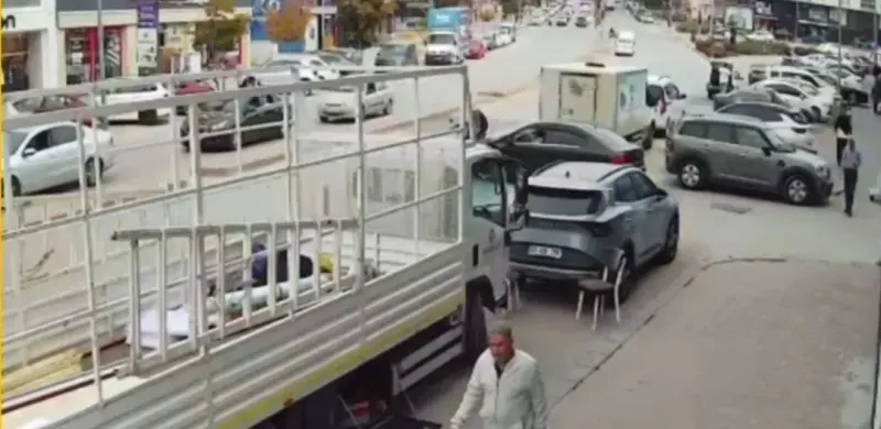 Kırşehir Terme Caddesi'nde Ters Yöne Giren Motosiklet Otomobile Çarptı