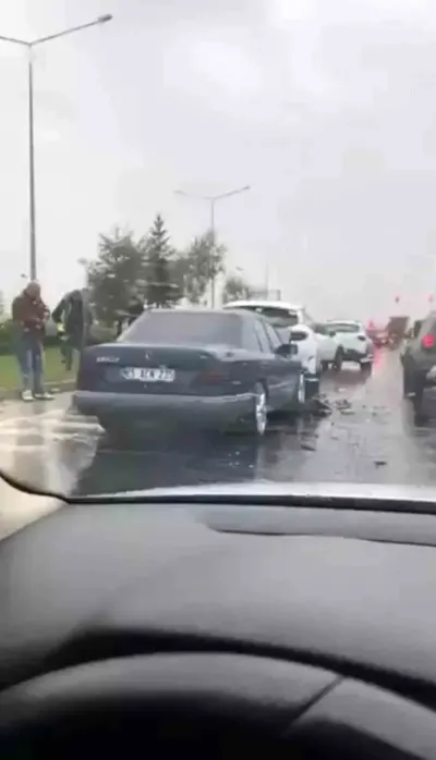 Erzurum'da Yağmur Sebebiyle Kayganlaşan Yolda Beş Araç Birbirine Girdi