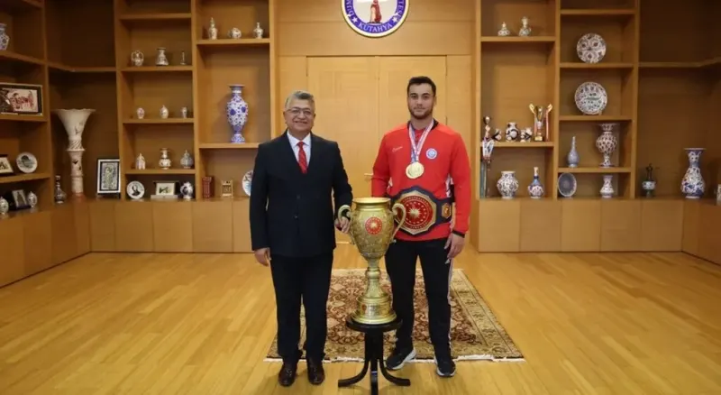 Kütahya Dumlupınar Üniversitesi Öğrencisi Melih Özdemir Yağlı Güreş Kupası'nda Şampiyon Oldu
