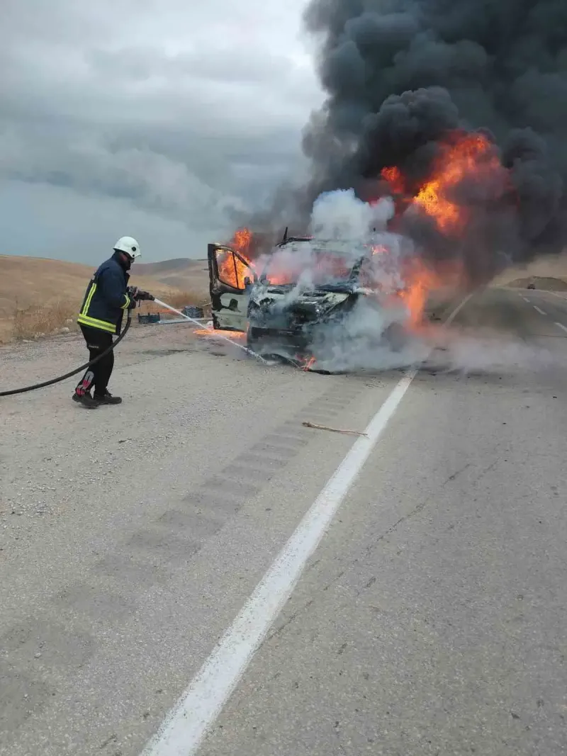 Van'da Seyir Halindeki Kamyonet Alev Alarak Kullanılamaz Hale Geldi