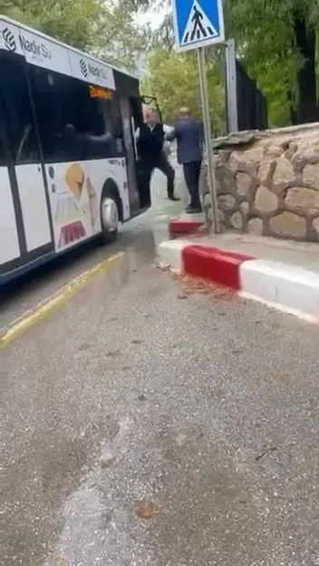 Elazığ’da Otobüs Şoförü İle Yolcu Arasında Şemsiyeli Kavga