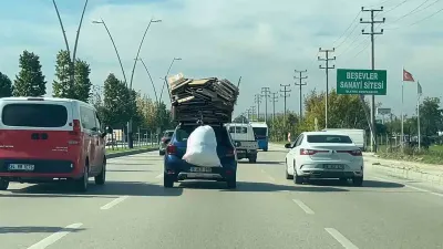 Bursa'da Karton Yüklü Otomobilin Tehlikeli Trafik Yolculuğu Kamerada