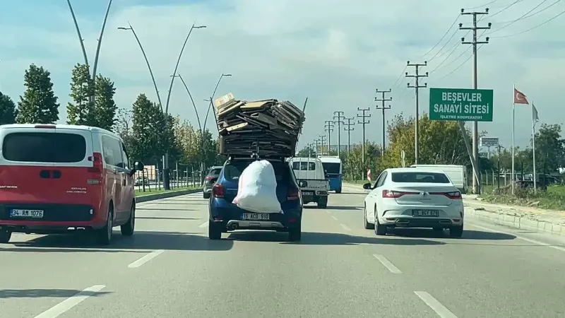 Bursa'da Karton Yüklü Otomobilin Tehlikeli Trafik Yolculuğu Kamerada