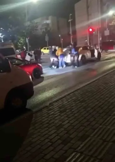 Bursa'da İki Aile Arasındaki Sokak Kavgası Kameraya Yansıdı