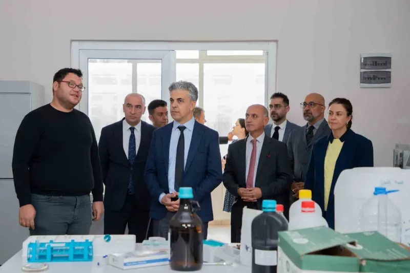 Erzincan Binali Yıldırım Üniversitesi Rektörü Kuyrukluyıldız Laboratuvarda İnceleme Yaptı
