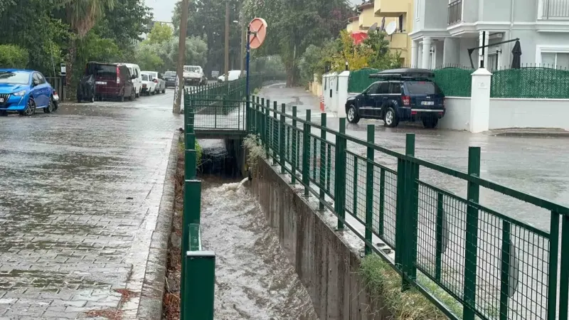 Muğla'nın Marmaris İlçesinde Sağanak Yağış Etkili Olmaya Başladı