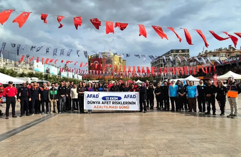 Aydın Atatürk Kent Meydanı’nda Afet Farkındalık Eğitimi Verildi