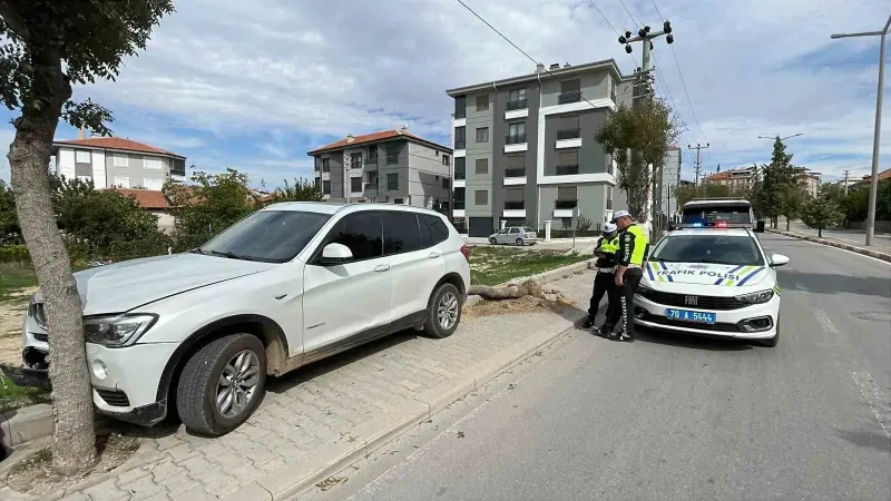 Karaman'da Kontrolden Çıkan Cip Kaldırımdaki Ağacı Devirdi