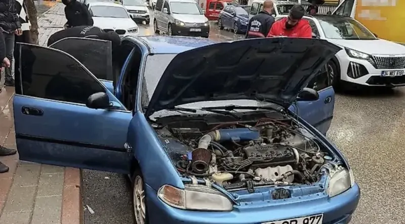 Siirt'te Park Halindeki Otomobilde Çıkan Yangın Korkuttu