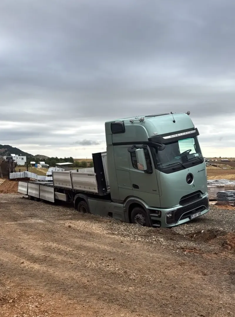 Adıyaman Merkezde Sağanak Sonrası Çöken Yolda Tır Mahsur Kaldı