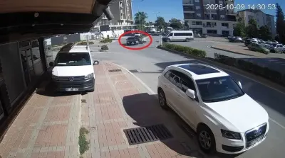 Antalya’da Otomobil ile Motosikletin Çarpıştığı Kaza Kamerada
