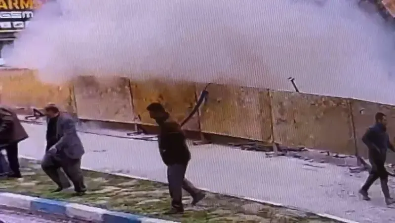 Van'daki Lokanta Çökmesi Güvenlik Kamerasına Saniye Saniye Yansıdı