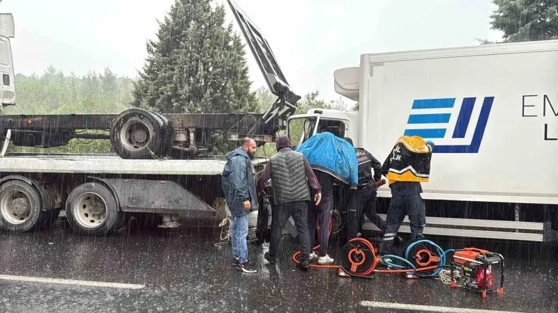 Muğla Menteşe'de Yağışlı Havada Kamyon Çekiciye Çarptı: Sürücü Sıkıştı