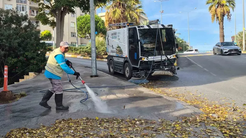 Kuşadası Belediyesi Ekiplerinden Sabri Mumcu Caddesi'nde Temizlik Mesaisi