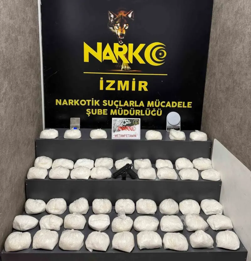 İzmir'de Düzenlenen Narkotik Operasyonunda Kilolarca Uyuşturucu Bulundu