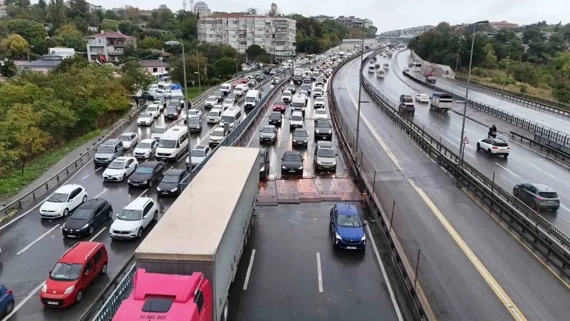 Küçükçekmece D-100 Karayolu'nda Derz Kasisleri Trafiği Durma Noktasına Getirdi