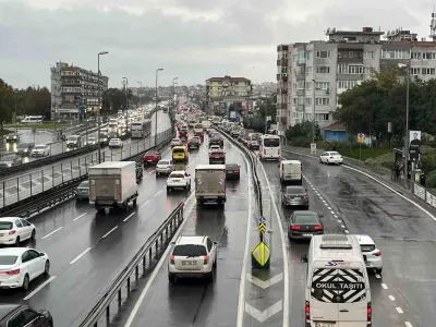 İstanbul'da Akşam Saatlerinde Yağmurun Etkisiyle Trafik Yoğunluğu Yüzde 89'a Ulaştı