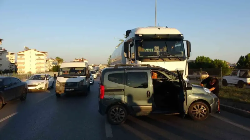 Manavgat Karayolunda LPG Tankeri Hafif Ticari Araçla Çarpıştı