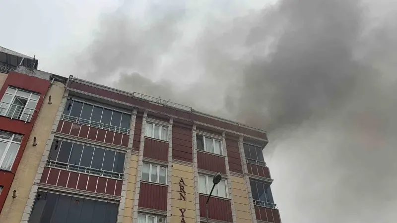 Arnavutköy'de Çatı Katında Başlayan Yangın Yan Binaya Sıçradı