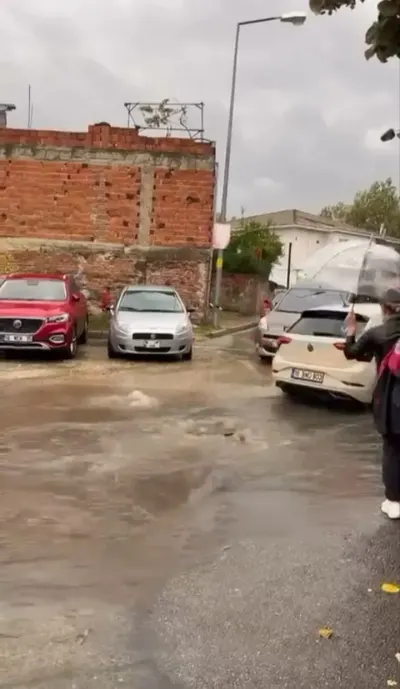 Bursa'da Sağanak Yağış Hayatı Felç Etti Sokaklar Göle Döndü