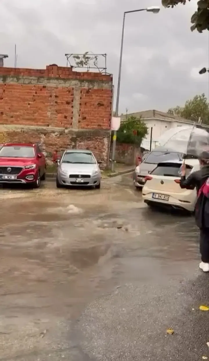 Bursa'da Sağanak Yağış Hayatı Felç Etti Sokaklar Göle Döndü